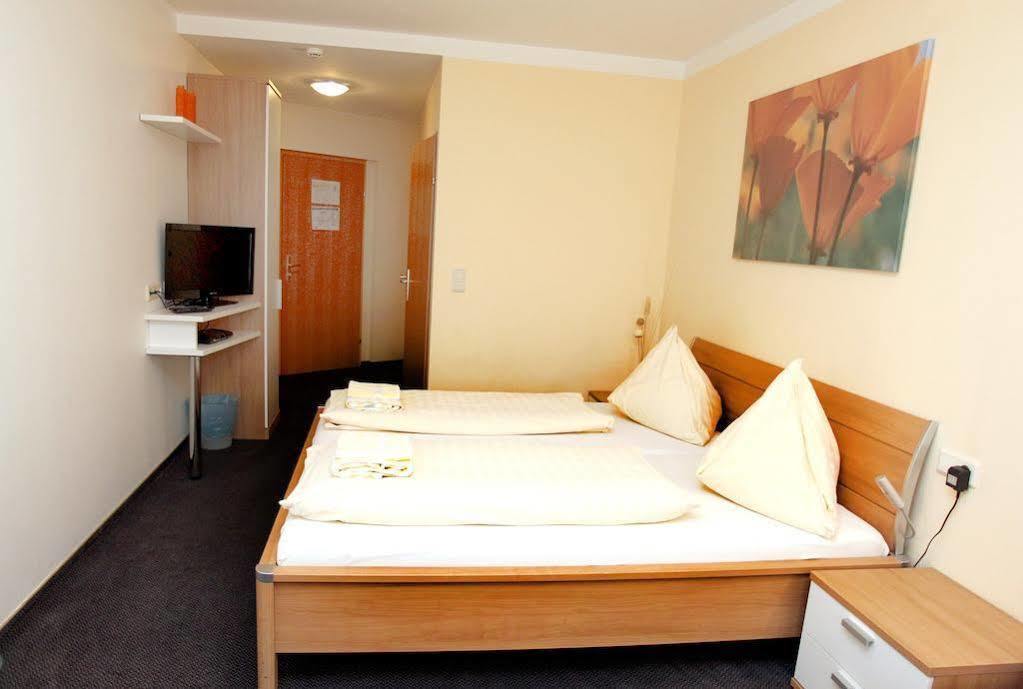 Pension Tennisweber Schwechat Exterior foto