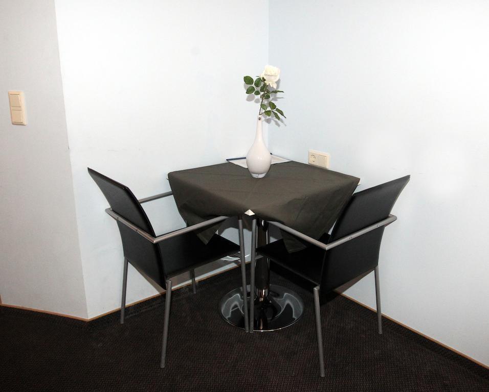 Pension Tennisweber Schwechat Zimmer foto