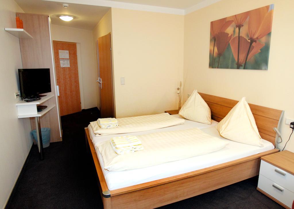 Pension Tennisweber Schwechat Zimmer foto