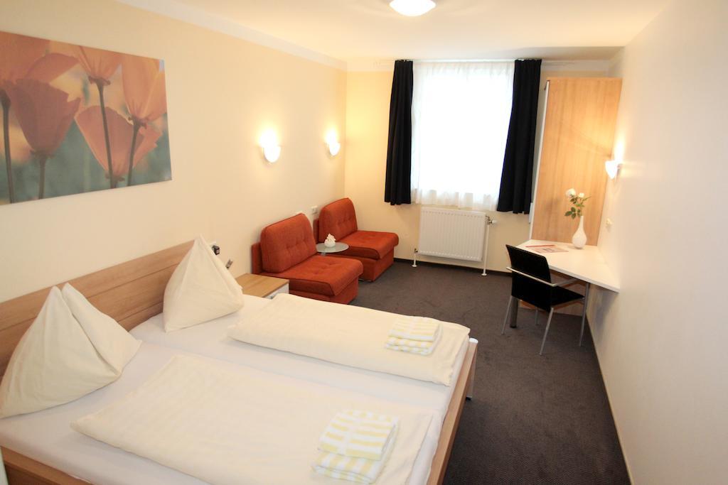 Pension Tennisweber Schwechat Zimmer foto